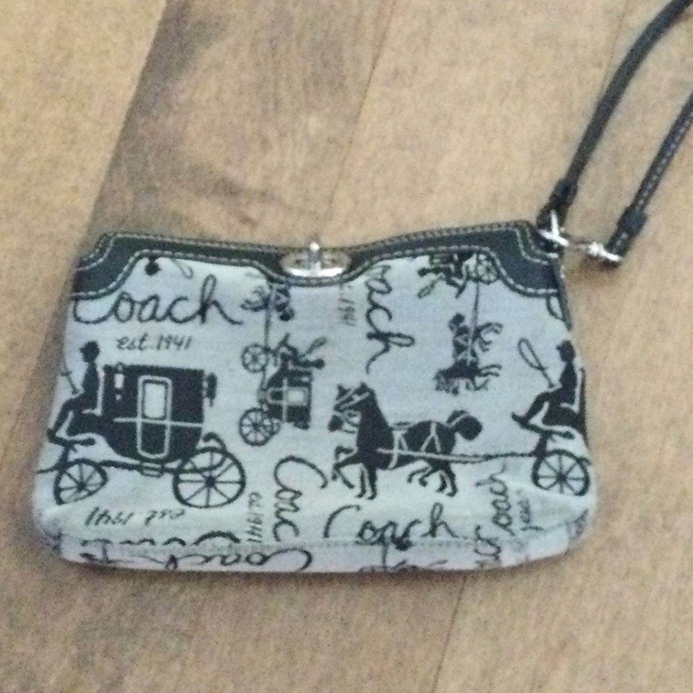 💙 Coach wristlet